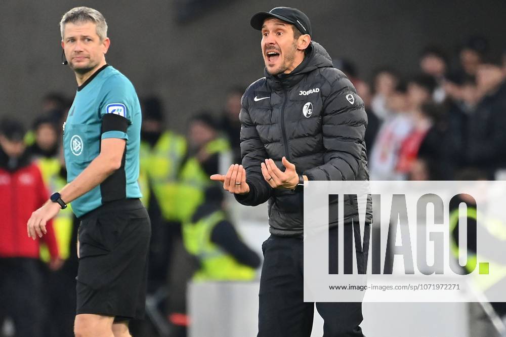 Trainer Julian SCHUSTER (SC Freiburg), Gestik,gibt Anweisungen, Einzelbild,angeschnittenes Einzelmotiv,Halbfigur,halbe Figur. Fussball 1. Bundesliga Saison 2025 2026, 20.Spieltag, Spieltag20 VfB Stuttgart - SC Freiburg 1-0 am 01.02.2026 MHP ARENA.