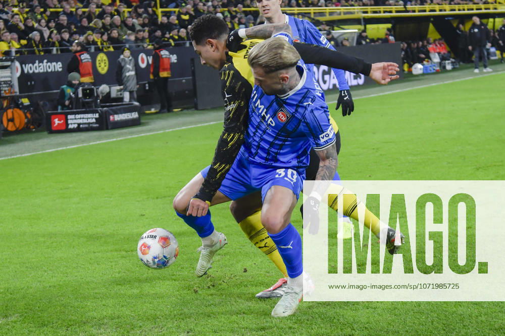 V. li. im Zweikampf Jobe Bellingham (Dortmund 7) Niklas Dorsch (Heidenheim 30) 01.02.2026 Fussball Borussia Dortmund vs 1. FC Heidenheim, Signal Iduna Park, Dortmund, DFB DFL REGULATIONS PROHIBIT ANY USE OF PHOTOGRAPHS AS IMAGE SEQUENCES AND OR QUASI-VIDEO
