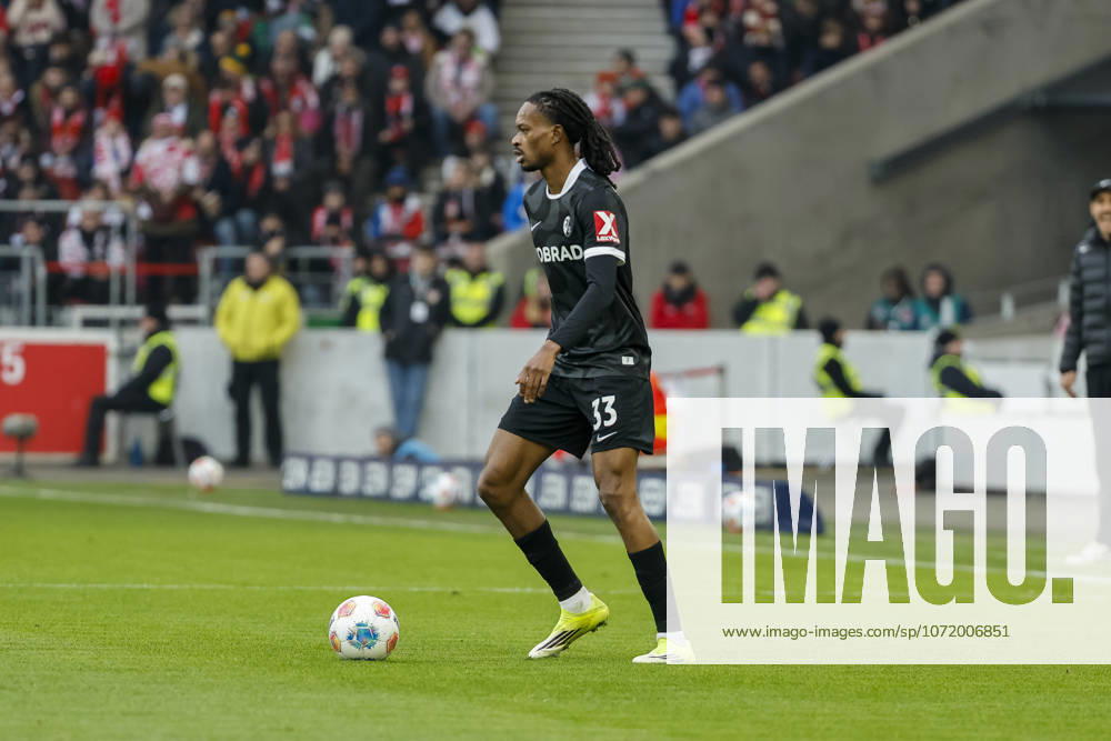 Jordy Makengo (SC Freiburg, 33) am Ball , Deutschland, Fussball, 1. Bundesliga, 20.Spieltag, 2025 2026, VfB Stuttgart vs. SC Freiburg, 01.02.2026, Stuttgart MHP Arena Deutschland