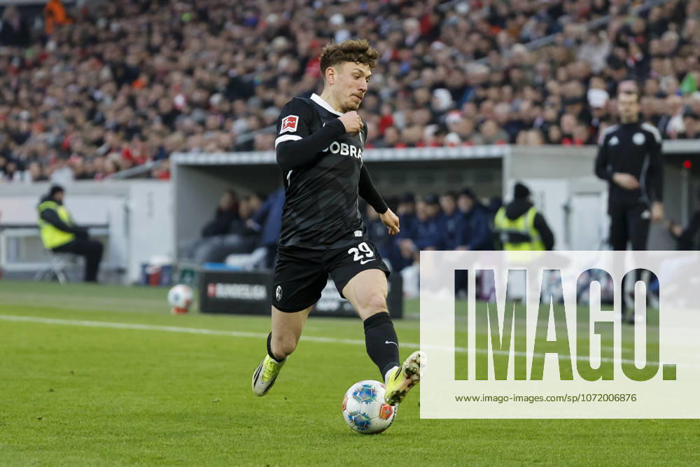 Philipp Treu (SC Freiburg, 29) am Ball , Deutschland, Fussball, 1. Bundesliga, 20.Spieltag, 2025 2026, VfB Stuttgart vs. SC Freiburg, 01.02.2026, Stuttgart MHP Arena Deutschland