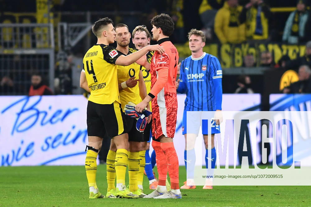 Nico Schlotterbeck (Borussia Dortmund), Waldemar Anton (Borussia Dortmund), Julian Brandt (Borussia Dortmund) und Torwart Gregor Kobel (Borussia Dortmund) schauen waehrend des Spiels der Bundesliga zwischen Borussia Dortmund und 1. FC Heidenheim 1846, Signal Iduna Park am 01. February 2026 in Dortmund, Deutschland. (Foto von Ralf Treese DeFodi Images) +++ Nico Schlotterbeck (Borussia Dortmund), Waldemar Anton (Borussia Dortmund), Julian Brandt (Borussia Dortmund) und Torwart Gregor Kobel (Borussia Dortmund) look on during the Bundesliga match between Borussia Dortmund and 1. FC Heidenheim 1846 at Signal Iduna Park on February 1, 2026 in Dortmund, Germany. (Photo by Ralf Treese DeFodi Images) DFL regulations prohibit any use of photographs as image sequences and or quasi-video. (Photo by Ralf Treese DeFodi Images) -
