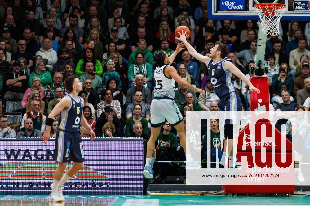 Jordan Roland (Gladiators Trier) im Zweikampf mit Malte Delow (Alba Berlin), Vet Concept Gladiators Trier vs Alba Berlin, Basketball, easyCredit BBL, 18. Spieltag, Saison 2025 2026, 02.02.2026 Vet Concept Gladiators Trier vs Alba Berlin, Basketball, easyCredit BBL, 18. Spieltag, Saison 2025 2026