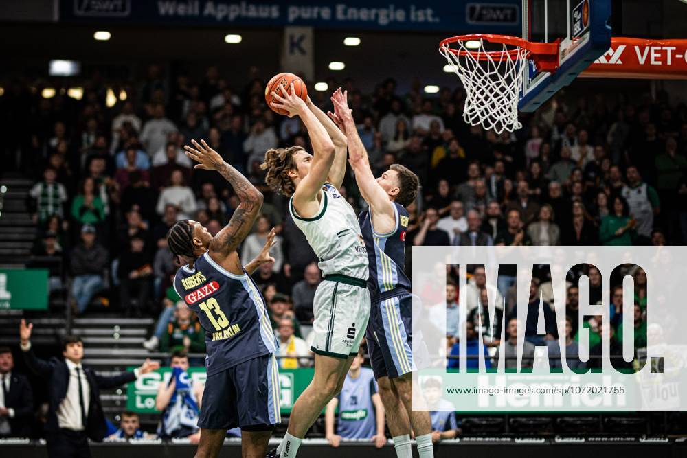 Marco Hollersbacher (Gladiators Trier) im Zweikampf mit J Wan Roberts (Alba Berlin) und Martynas Echodas (Alba Berlin), Vet Concept Gladiators Trier vs Alba Berlin, Basketball, easyCredit BBL, 18. Spieltag, Saison 2025 2026, 02.02.2026 Vet Concept Gladiators Trier vs Alba Berlin, Basketball, easyCredit BBL, 18. Spieltag, Saison 2025 2026
