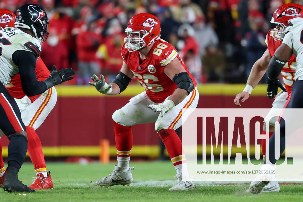 NFL, American Football Herren, USA 2025: Texans Vs Chiefs DEC 07 December 7, 2025: Kansas City Chiefs guard Mike Caliendo (66) looks to block during an NFL football game against the Houston Texans at GEHA Field at Arrowhead Stadium in Kansas City, MO. David Smith CSM (Credit Image: Â David Smith Cal Media) Kansas City Mo United States of America
