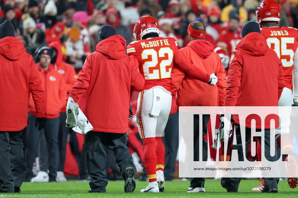 NFL, American Football Herren, USA 2025: Texans Vs Chiefs DEC 07 December 7, 2025: Kansas City Chiefs cornerback Trent McDuffie (22) is helped off the field after being injured on a play during the first half of an NFL football game against the Houston Texans at GEHA Field at Arrowhead Stadium in Kansas City, MO. David Smith CSM (Credit Image: Â David Smith Cal Media) Kansas City Mo United States of America