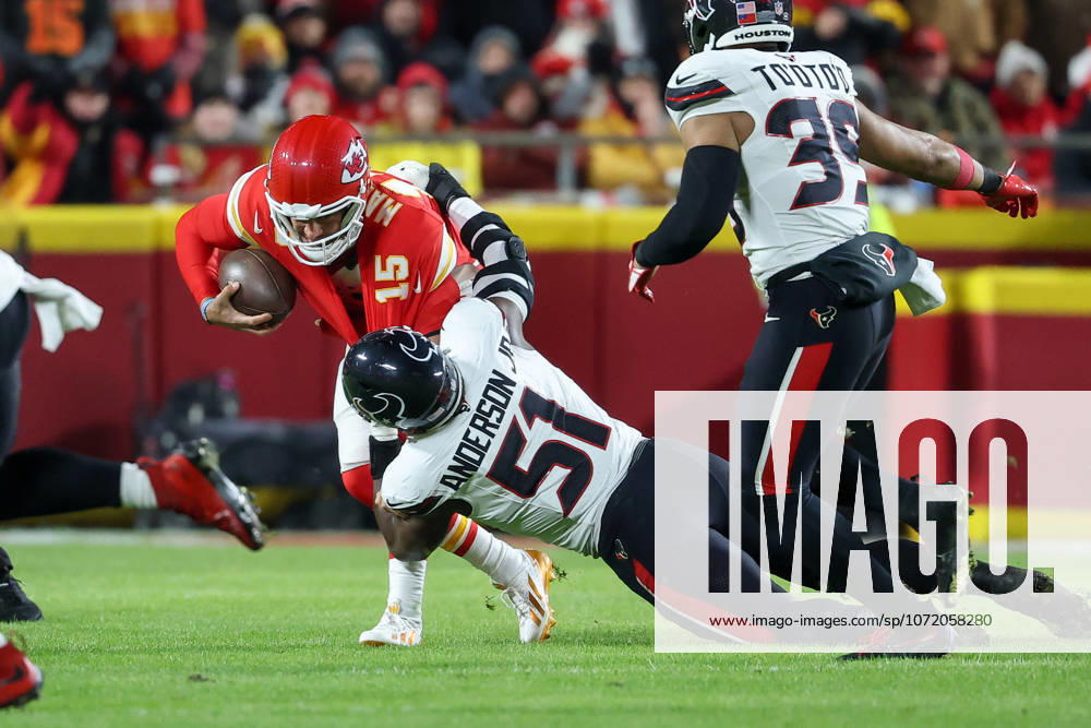 NFL, American Football Herren, USA 2025: Texans Vs Chiefs DEC 07 December 7, 2025: Kansas City Chiefs quarterback Patrick Mahomes (15) is tackled by Houston Texans defensive end Will Anderson Jr. (51) during the first half of an NFL football game at GEHA Field at Arrowhead Stadium in Kansas City, MO. David Smith CSM (Credit Image: Â David Smith Cal Media) Kansas City Mo United States of America
