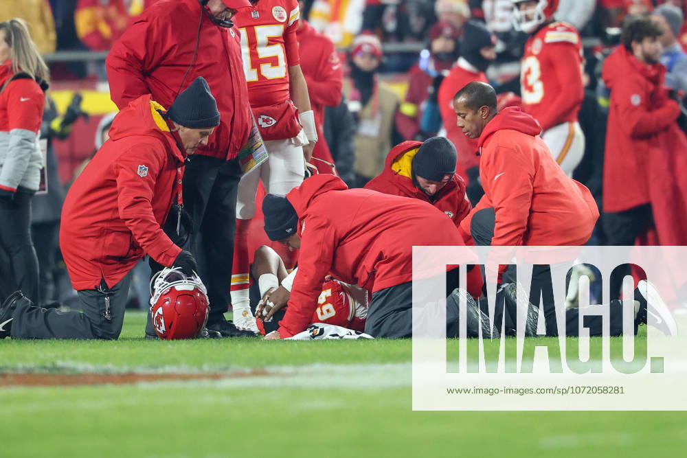 NFL, American Football Herren, USA 2025: Texans Vs Chiefs DEC 07 December 7, 2025: Kansas City Chiefs offensive tackle Wanya Morris (64) is attended to by medical staff after being injured during the first half of an NFL football game against the Houston Texans at GEHA Field at Arrowhead Stadium in Kansas City, MO. David Smith CSM (Credit Image: Â David Smith Cal Media) Kansas City Mo United States of America