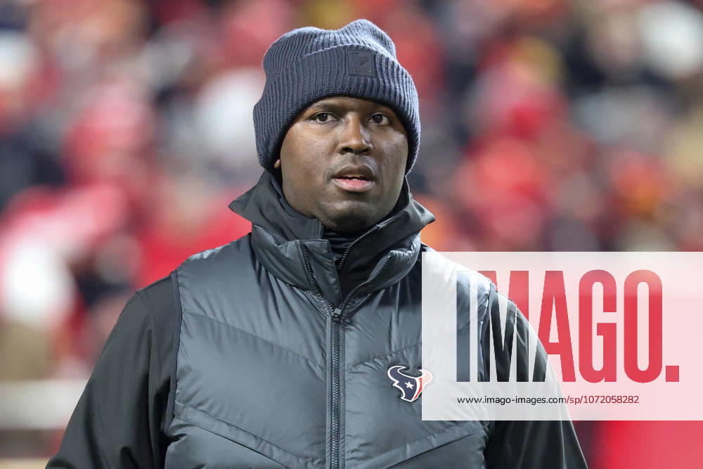 NFL, American Football Herren, USA 2025: Texans Vs Chiefs DEC 07 December 7, 2025: Houston Texans head coach Demeco Ryans enters the field before an NFL football game against the Kansas City Chiefs at GEHA Field at Arrowhead Stadium in Kansas City, MO. David Smith CSM (Credit Image: Â David Smith Cal Media) Kansas City Mo United States of America