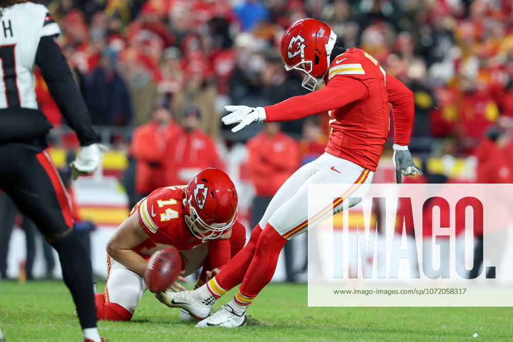 NFL, American Football Herren, USA 2025: Texans Vs Chiefs DEC 07 December 7, 2025: Kansas City Chiefs place kicker Harrison Butker (7) kicks a field goal as Kansas City Chiefs punter Matt Araiza (14) holds during the second half of an NFL football game against the Houston Texans at GEHA Field at Arrowhead Stadium in Kansas City, MO. David Smith CSM (Credit Image: Â David Smith Cal Media) Kansas City Mo United States of America