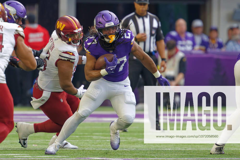 NFL, American Football Herren, USA Washington Commanders at Minnesota Vikings Minnesota Vikings Running Back Jordan Mason (27) running through line during the NFL regular season game at US Bank Stadium in Minneapolis Minnesota on December 7, 2025. The Minnesota Vikings defeated the Washington Commanders 31-0 (Jeff Scudder Image of Minneapolis Minnesota United States