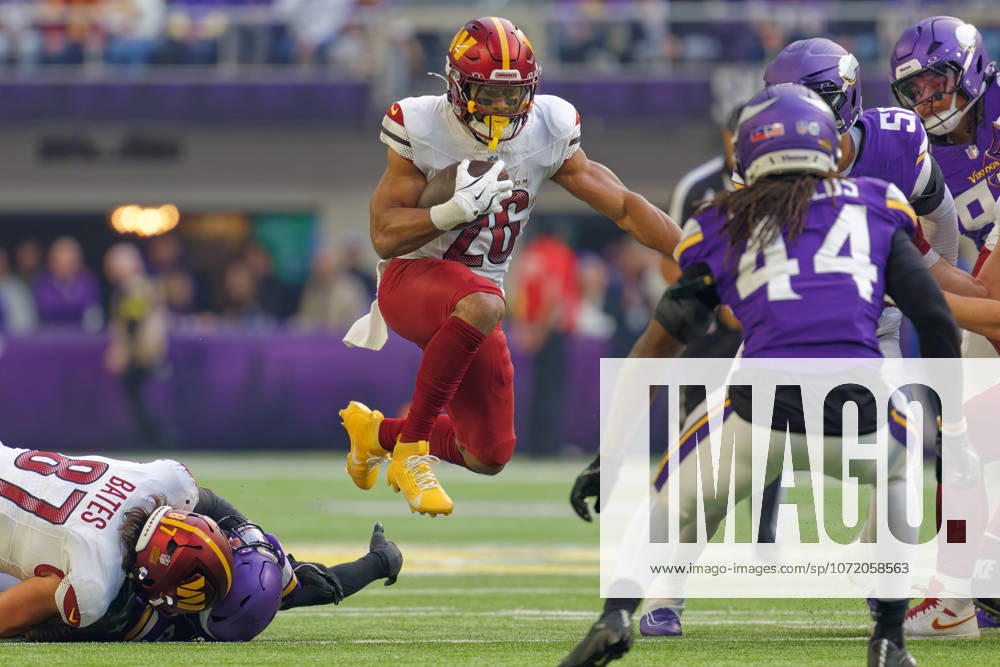 NFL, American Football Herren, USA Washington Commanders at Minnesota Vikings Washington Commanders Running Back Jeremy McNichols (26) leaps over defender during the NFL regular season game at US Bank Stadium in Minneapolis Minnesota on December 7, 2025. The Minnesota Vikings defeated the Washington Commanders 31-0 (Jeff Scudder Image of Minneapolis Minnesota United States