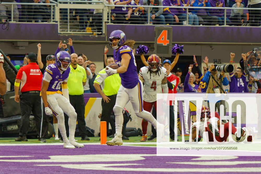 NFL, American Football Herren, USA Washington Commanders at Minnesota Vikings Minnesota Vikings Tight End T.J. Hockenson (87) spins off three Commander defenders to score touchdown during the NFL regular season game at US Bank Stadium in Minneapolis Minnesota on December 7, 2025. The Minnesota Vikings defeated the Washington Commanders 31-0 (Jeff Scudder Image of Minneapolis Minnesota United States