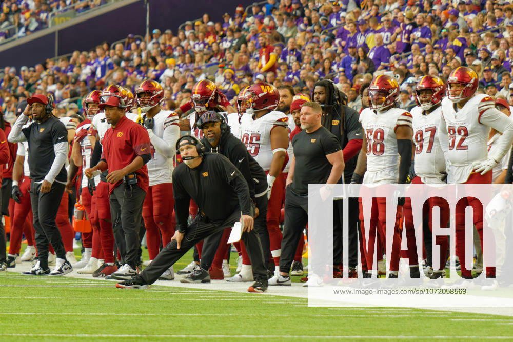 NFL, American Football Herren, USA Washington Commanders at Minnesota Vikings Washington Commanders head coach Dan Quinn watches goalie stand by team during the NFL regular season game at US Bank Stadium in Minneapolis Minnesota on December 7, 2025. The Minnesota Vikings defeated the Washington Commanders 31-0 (Jeff Scudder Image of Minneapolis Minnesota United States
