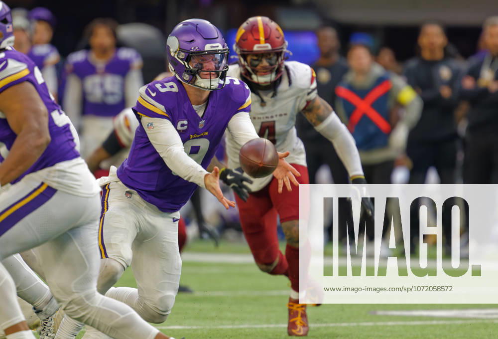 NFL, American Football Herren, USA Washington Commanders at Minnesota Vikings Minnesota Vikings Quarterback J.J. McCarthy (9) pitches ball to running back during the NFL regular season game at US Bank Stadium in Minneapolis Minnesota on December 7, 2025. The Minnesota Vikings defeated the Washington Commanders 31-0 (Jeff Scudder Image of Minneapolis Minnesota United States