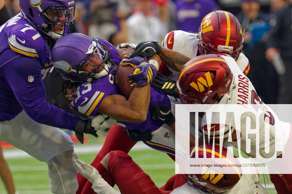 NFL, American Football Herren, USA Washington Commanders at Minnesota Vikings Minnesota Vikings Running Back Aaron Jones (33) crashes into defensive line during the NFL regular season game at US Bank Stadium in Minneapolis Minnesota on December 7, 2025. The Minnesota Vikings defeated the Washington Commanders 31-0 (Jeff Scudder Image of Minneapolis Minnesota United States