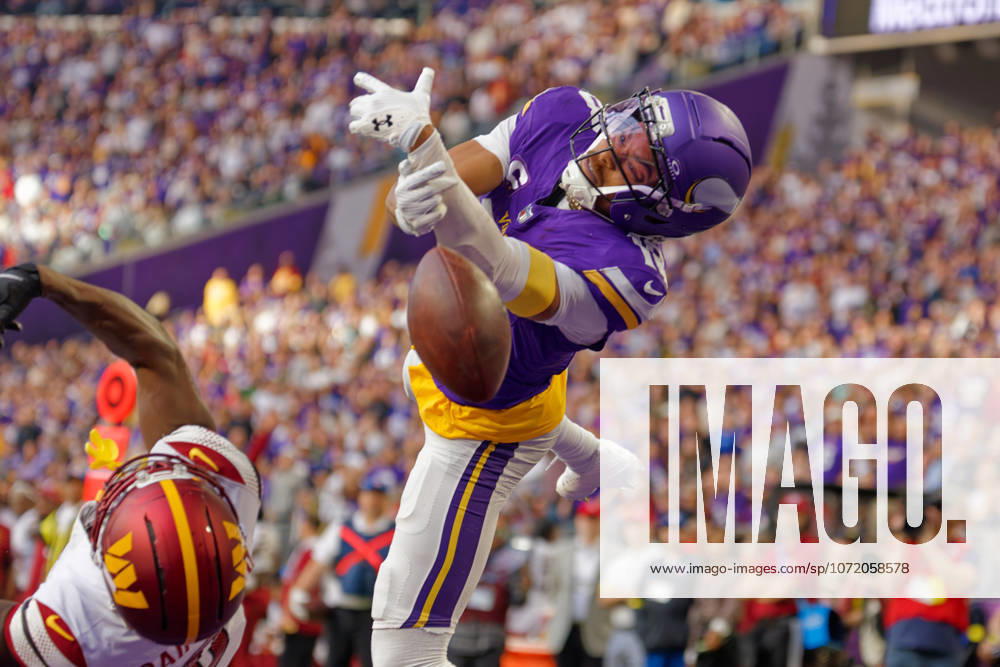 NFL, American Football Herren, USA Washington Commanders at Minnesota Vikings Minnesota Vikings Wide Receiver Justin Jefferson (18) attempting touchdown catch during the NFL regular season game at US Bank Stadium in Minneapolis Minnesota on December 7, 2025. The Minnesota Vikings defeated the Washington Commanders 31-0 (Jeff Scudder Image of Minneapolis Minnesota United States