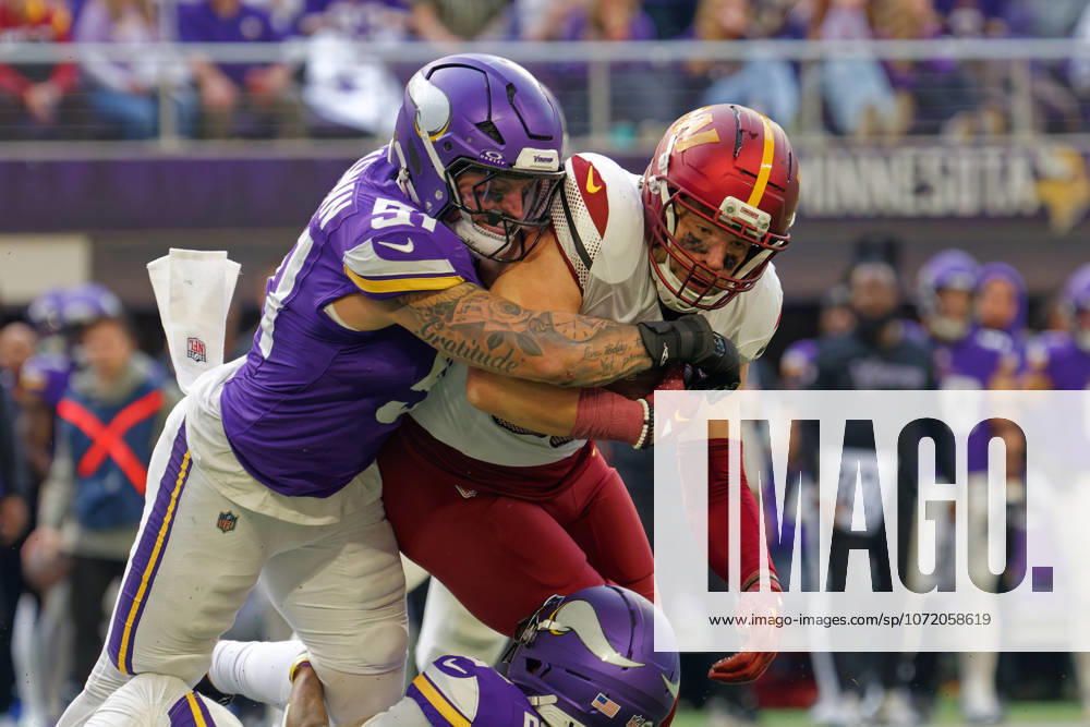 NFL, American Football Herren, USA Washington Commanders at Minnesota Vikings Washington Commanders Tight End Zach Ertz (86) protecting ball while being tackled during the NFL regular season game at US Bank Stadium in Minneapolis Minnesota on December 7, 2025. The Minnesota Vikings defeated the Washington Commanders 31-0 (Jeff Scudder Image of Minneapolis Minnesota United States