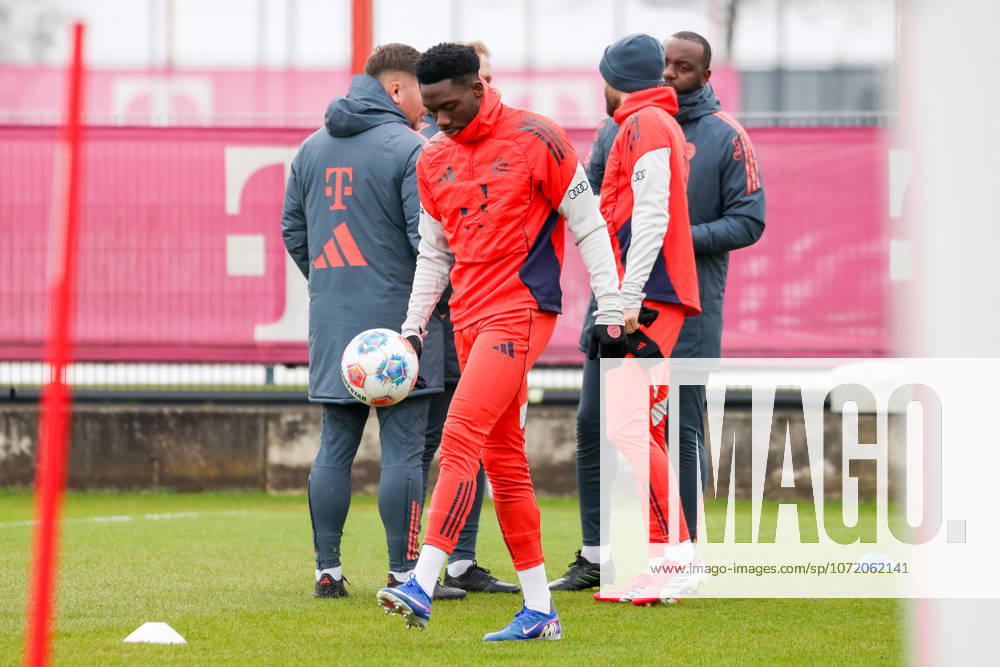 Alphonso Davies (FC Bayern Muenchen, 19) mit Ball, GER, Oeffentliches Training, FC Bayern Muenchen, Fussball, Saison 2025 2026, 04.02.2026, GER, Oeffentliches Training, FC Bayern Muenchen, Fussball, Saison 2025 2026, 04.02.2026 Muenchen
