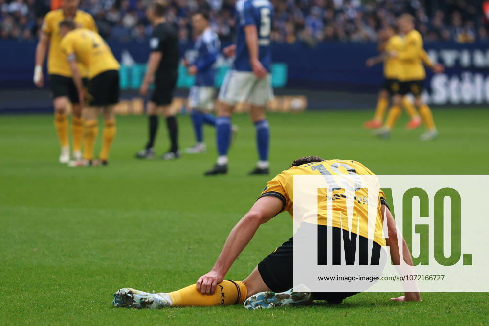 Alexander Rossipal (SG Dynamo Dresden) liegt am Boden beim Spiel der 2. Bundesliga (Saison 2025 26) FC Schalke 04 - Dynamo Dresden -