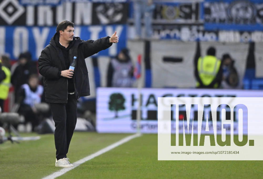 Trainer Coach Merlin Polzin Hamburger SV HSV am Spielfeldrand Gestik Geste Daumen hoch 1. FC Heidenheim 1846 FCH vs Hamburger SV HSV 07.02.2026 DFL REGULATIONS PROHIBIT ANY USE OF PHOTOGRAPHS AS IMAGE SEQUENCES AND OR QUASI-VIDEO 1. FC Heidenheim 1846 FCH vs Hamburger SV HSV