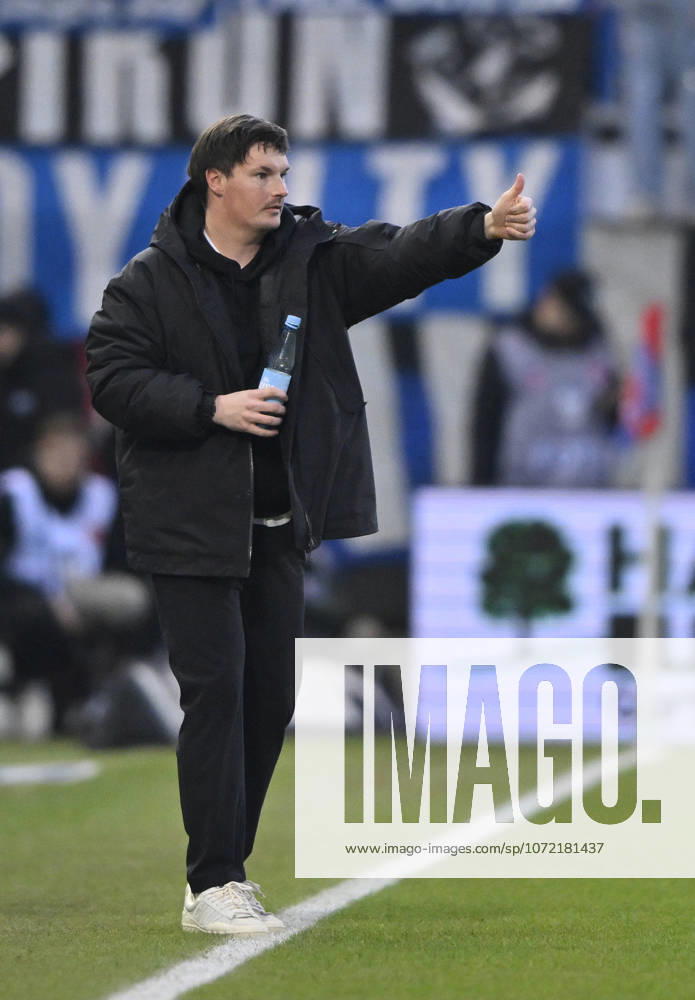 Trainer Coach Merlin Polzin Hamburger SV HSV am Spielfeldrand Gestik Geste Daumen hoch 1. FC Heidenheim 1846 FCH vs Hamburger SV HSV 07.02.2026 DFL REGULATIONS PROHIBIT ANY USE OF PHOTOGRAPHS AS IMAGE SEQUENCES AND OR QUASI-VIDEO 1. FC Heidenheim 1846 FCH vs Hamburger SV HSV