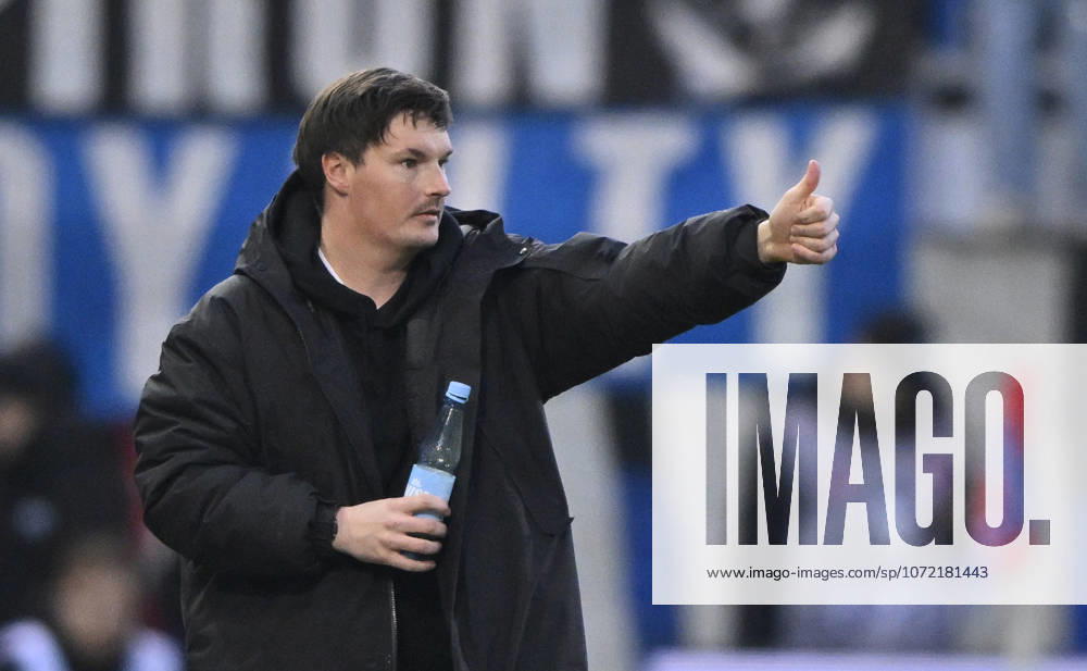 Trainer Coach Merlin Polzin Hamburger SV HSV am Spielfeldrand Gestik Geste Daumen hoch 1. FC Heidenheim 1846 FCH vs Hamburger SV HSV 07.02.2026 DFL REGULATIONS PROHIBIT ANY USE OF PHOTOGRAPHS AS IMAGE SEQUENCES AND OR QUASI-VIDEO 1. FC Heidenheim 1846 FCH vs Hamburger SV HSV