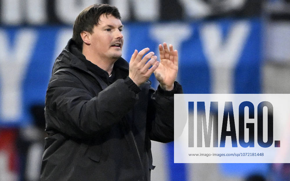 Trainer Coach Merlin Polzin Hamburger SV HSV am Spielfeldrand Gestik Geste klatscht aufmunternd in die Haende, Beifall 1. FC Heidenheim 1846 FCH vs Hamburger SV HSV 07.02.2026 DFL REGULATIONS PROHIBIT ANY USE OF PHOTOGRAPHS AS IMAGE SEQUENCES AND OR QUASI-VIDEO 1. FC Heidenheim 1846 FCH vs Hamburger SV HSV