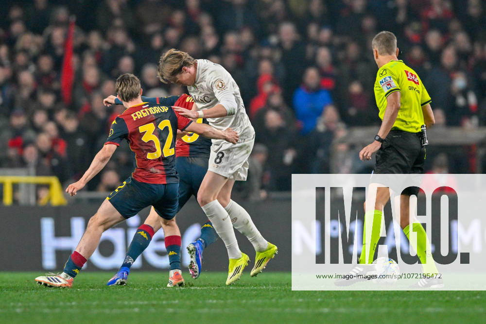 Genoas Morten Frendrup fights for the ball with Napolis Scott McTominay during the Serie A soccer match between Genoa and Napoli at the Luigi Ferraris Stadium in Genoa, Italy - Saturday, February 07, 2026. - Soccer .
