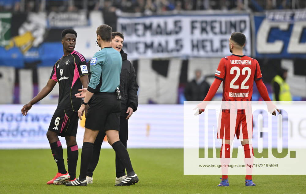 Trainer Coach Merlin Polzin Hamburger SV HSV erklaert Arijon Ibrahimovic 1. FC Heidenheim 1846 FCH (22) Grund fuer Verzoegerung Wechsel Auswechslung Einwechslung Trikot fehlt fuer Auswechselspieler Schiedsrichter Referee Daniel Siebert Albert Sambi Lokonga Hamburger SV HSV (06) 1. FC Heidenheim 1846 FCH vs Hamburger SV HSV 07.02.2026 DFL REGULATIONS PROHIBIT ANY USE OF PHOTOGRAPHS AS IMAGE SEQUENCES AND OR QUASI-VIDEO 1. FC Heidenheim 1846 FCH vs Hamburger SV HSV