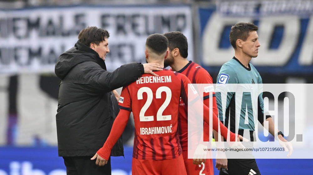 Trainer Coach Merlin Polzin Hamburger SV HSV erklaert Arijon Ibrahimovic 1. FC Heidenheim 1846 FCH (22) Grund fuer Verzoegerung Wechsel Auswechslung Einwechslung Trikot fehlt fuer Auswechselspieler Schiedsrichter Referee Daniel Siebert 1. FC Heidenheim 1846 FCH vs Hamburger SV HSV 07.02.2026 DFL REGULATIONS PROHIBIT ANY USE OF PHOTOGRAPHS AS IMAGE SEQUENCES AND OR QUASI-VIDEO 1. FC Heidenheim 1846 FCH vs Hamburger SV HSV