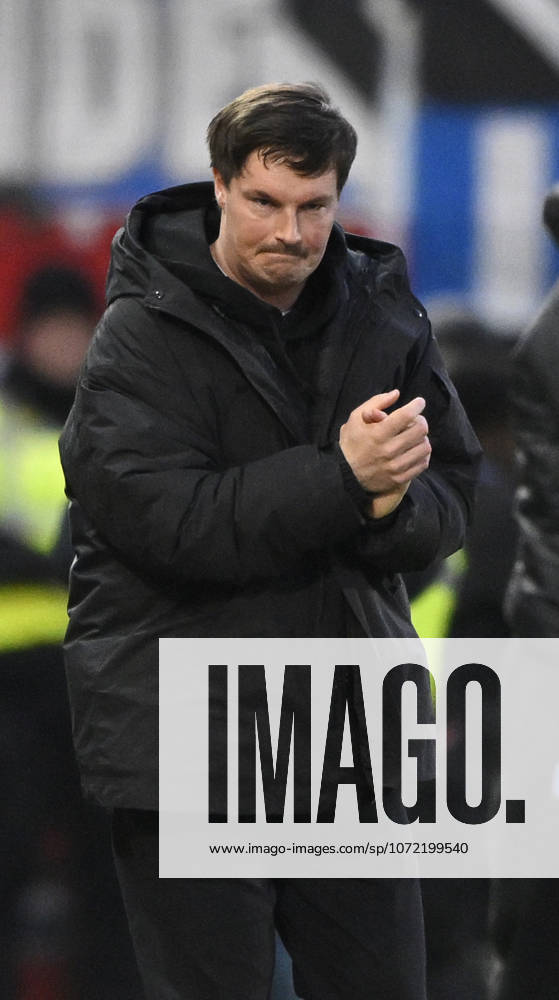 Trainer Coach Merlin Polzin Hamburger SV HSV am Spielfeldrand Gestik Geste Schlussjubel, Freude, Glueck, Jubel klatscht aufmunternd in die Haende, Beifall 1. FC Heidenheim 1846 FCH vs Hamburger SV HSV 07.02.2026 DFL REGULATIONS PROHIBIT ANY USE OF PHOTOGRAPHS AS IMAGE SEQUENCES AND OR QUASI-VIDEO 1. FC Heidenheim 1846 FCH vs Hamburger SV HSV