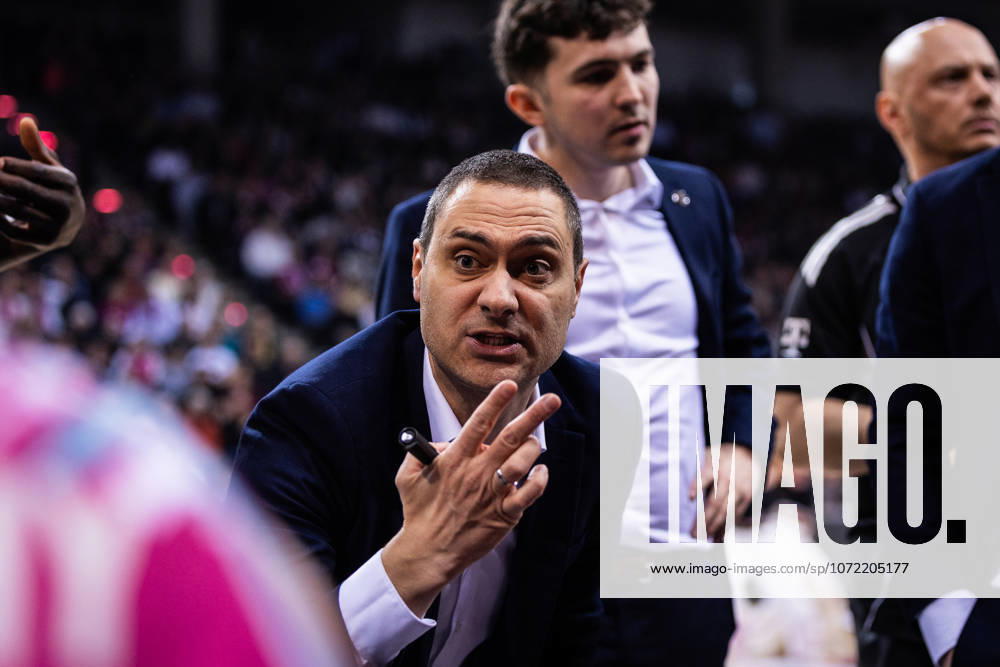 EasyCredit Basketball Bundesliga, Telekom Baskets Bonn vs. Science City Jena, 07.02.2026 Marko Stankovic (Telekom Baskets Bonn Head Coach) in der Auszeit -- easyCredit Basketball Bundesliga, Telekom Baskets Bonn vs. Science City Jena, 07.02.2026, Telekom Dome Bonn
