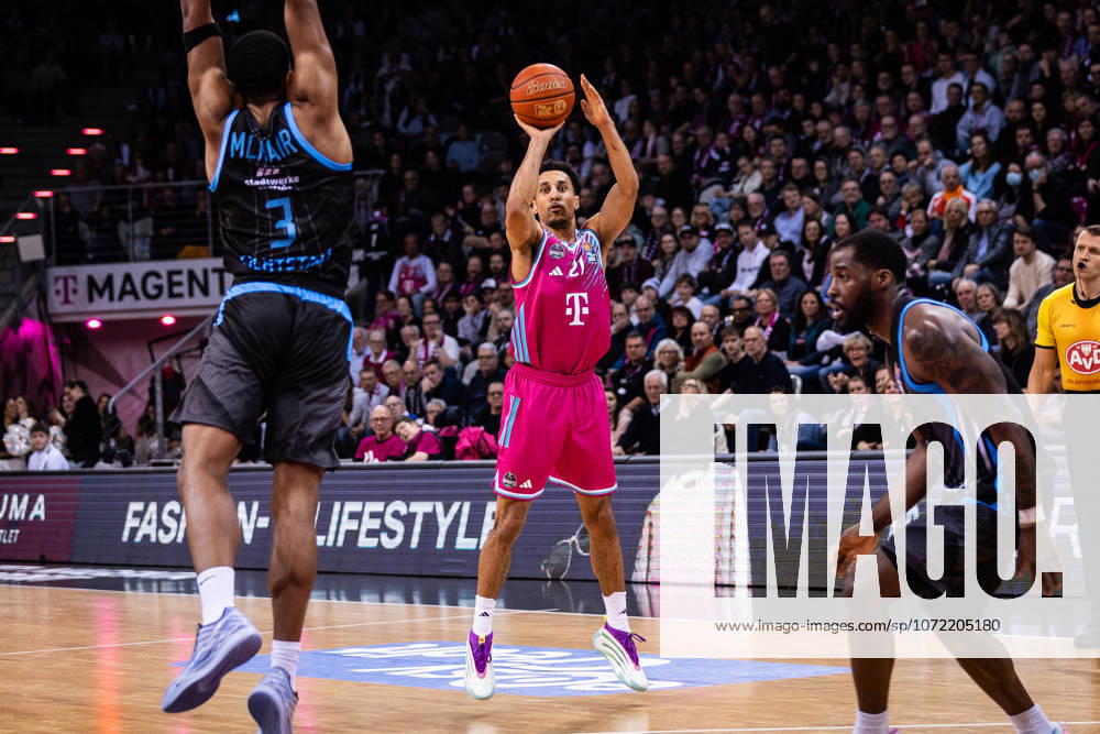EasyCredit Basketball Bundesliga, Telekom Baskets Bonn vs. Science City Jena, 07.02.2026 Joel Aminu (Telekom Baskets Bonn 21) per Dreier -- easyCredit Basketball Bundesliga, Telekom Baskets Bonn vs. Science City Jena, 07.02.2026, Telekom Dome Bonn