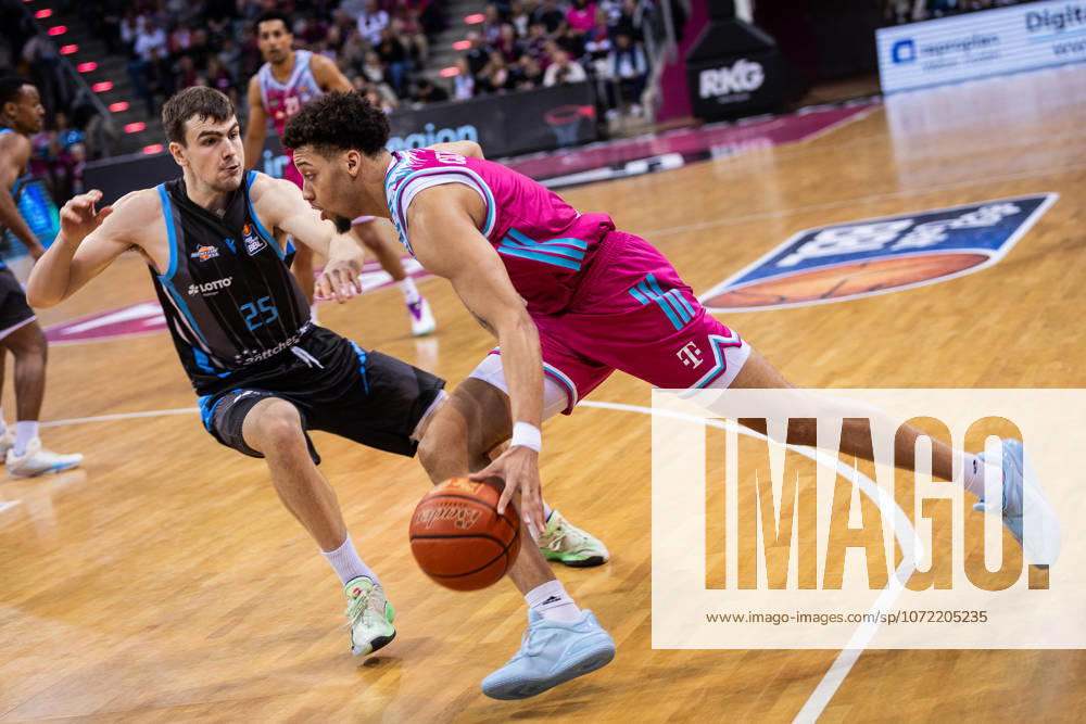 EasyCredit Basketball Bundesliga, Telekom Baskets Bonn vs. Science City Jena, 07.02.2026 Alijah Comithier (Telekom Baskets Bonn 2) gegen Lorenz Bank (SCIENCE CITY JENA 25) -- easyCredit Basketball Bundesliga, Telekom Baskets Bonn vs. Science City Jena, 07.02.2026, Telekom Dome Bonn