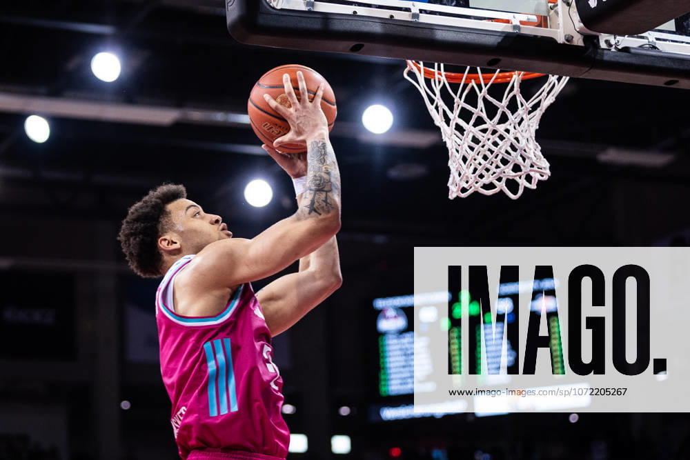 EasyCredit Basketball Bundesliga, Telekom Baskets Bonn vs. Science City Jena, 07.02.2026 Alijah Comithier (Telekom Baskets Bonn 2) punktet am Korb -- easyCredit Basketball Bundesliga, Telekom Baskets Bonn vs. Science City Jena, 07.02.2026, Telekom Dome Bonn
