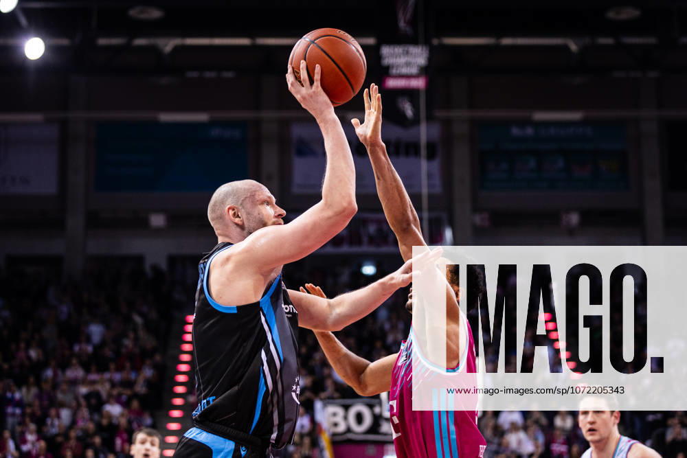 EasyCredit Basketball Bundesliga, Telekom Baskets Bonn vs. Science City Jena, 07.02.2026 Robin Christen (SCIENCE CITY JENA 8) gegen Joel Aminu (Telekom Baskets Bonn 21) -- easyCredit Basketball Bundesliga, Telekom Baskets Bonn vs. Science City Jena, 07.02.2026, Telekom Dome Bonn