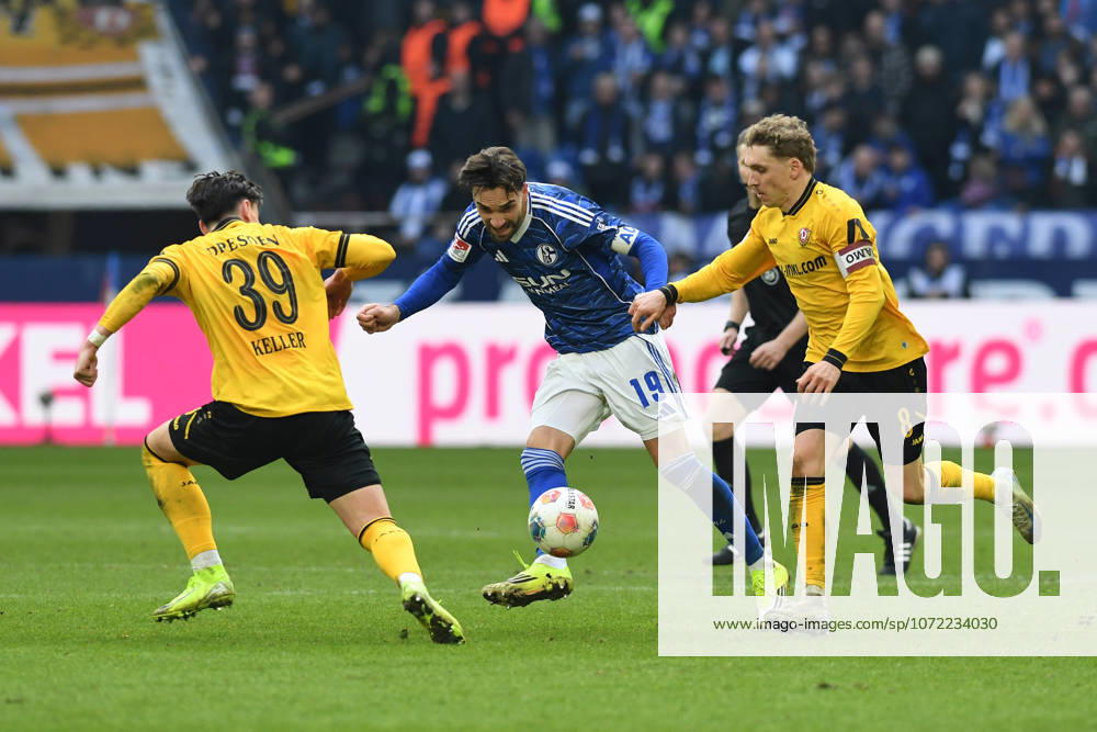 Kenan Karaman (FC Schalke 04) in Aktion, am Ball, Einzelaktion waehrend des Spiels der 2. Bundesliga zwischen FC Schalke 04 und SG Dynamo Dresden, Veltins-Arena am 07. February 2026 in Gelsenkirchen, Deutschland. (Foto von Ralf Treese DeFodi Images) +++ Kenan Karaman (FC Schalke 04) controls the ball during the 2. Bundesliga match between FC Schalke 04 and SG Dynamo Dresden at Veltins-Arena on February 7, 2026 in Gelsenkirchen, Germany. (Photo by Ralf Treese DeFodi Images) (Photo by Ralf Treese DeFodi Images) -