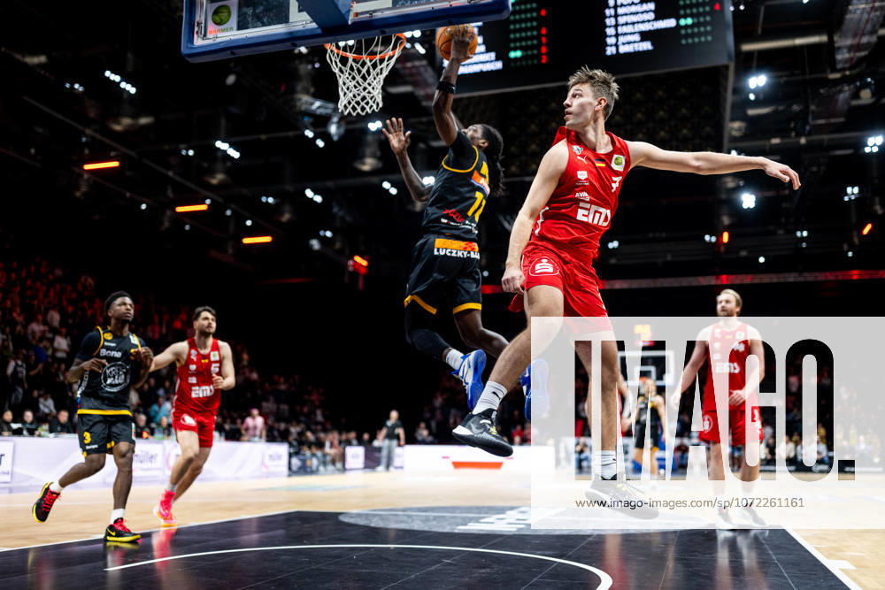 Basketball - Saison 2025 2026 - 2. Bundesliga Pro-A - 22. Spieltag: Nürnberg Falcons Basketball Club NBC - Bozic Estriche Knights Kirchheim - ThHa - - Christian Feneberg (7, Nürnberg Falcons BC NBC ) springt daneben, Korb von Tyrel Morgan (11, Kirchheim Knights )