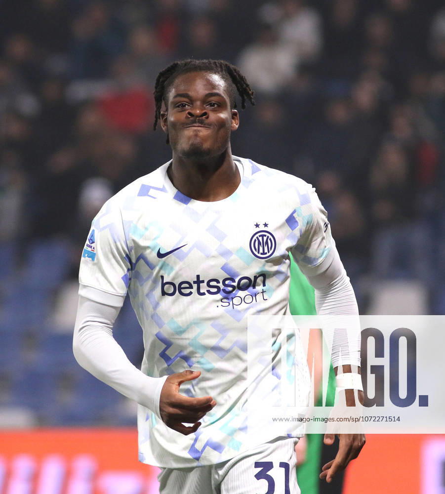 Foto IPP Albano Angilletta Reggio Emilia 08 02 2026 Calcio Campionato di serie A 2025 2026 Sassuolo - Inter nella foto: Yann Bisseck esulta dopo il suo gol del momentaneo 0 a 1 per l Inter Italy Photo Press World Copyright italy ITALY