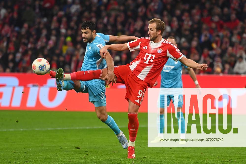 Harry KANE (Bayern Muenchen), Aktion,Zweikampf gegen Ozan KABAK (1899 Hoffenheim). Fussball 1. Bundesliga Saison 2025 2026, 21.Spieltag, Spieltag21 FC Bayern Muenchen - TSG 1899 Hoffenheim 5-1 am 08.02.2026 , A L L I A N Z A R E N A.