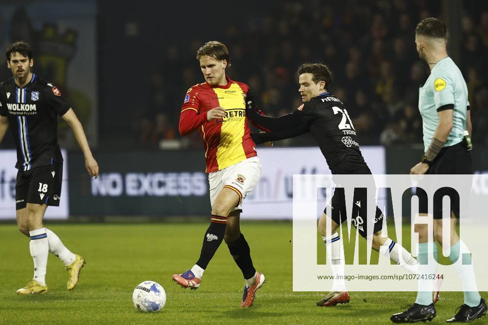 DEVENTER - (L-R) Melle Meulensteen of Go Ahead Eagles, Jacob Trenskow of SC Heerenveen during the Dutch Eredivisie match between Go Ahead Eagles and SC Heerenveen at De Adelaarshorst on February 11, 2026, in Deventer, Netherlands. VINCENT JANNINK ANP Eredivisie 2025-2026 ANPxSportx IVx 550366470 originalFilename: 550366470
