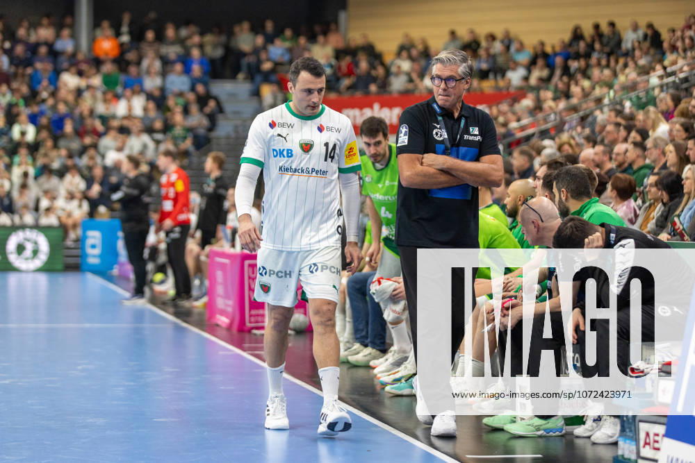 Runar Sigtryggsson (HSG Wetzlar, Trainer) mit Aitor Arino (Fuechse Berlin, 14) GER, HSG Wetzlar vs Fuechse Berlin, Handball, 1. Bundesliga Herren, 20. Spieltag, Spielzeit 2025 2026, 11.02.2026 GER, HSG Wetzlar vs Fuechse Berlin, Handball, 1. Bundesliga Herren, 20. Spieltag, Spielzeit 2025 2026, 11.02.2026 Wetzlar