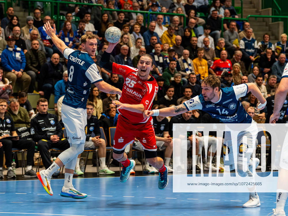 Olle Forsell Schefvert (MT Melsungen, 25) beim Torwurf gegen Nico Schoettle (Bergischer HC, 08) und Gerdas Babarskas (Bergischer HC, 14) Bergischer HC vs. MT Melsungen, Handball, 1. Bundesliga, 20. Spieltag, Saison 2025 2026, 11.02.2026 Bergischer HC vs. MT Melsungen, Handball, 1. Bundesliga, 20. Spieltag, Saison 2025 2026, 11.02.2026 Wuppertal