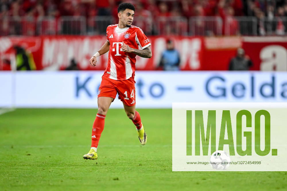 Luis Diaz (FC Bayern München) in Aktion, am Ball, Einzelaktion waehrend des spiels des DFB Pokal Viertelfinale zwischen FC Bayern München und RB Leipzig, Allianz Arena am 11. February 2026 in München, Deutschland. (Foto von Harry Langer DeFodi Images) +++ Luis Diaz (FC Bayern München) controls the Ball during the DFB Cup Quarter-final match between FC Bayern München and RB Leipzig at Allianz Arena on February 11, 2026 in München, Germany. (Photo by Harry Langer DeFodi Images) DFL regulations prohibit any use of photographs as image sequences and or quasi-video. (Photo by Harry Langer DeFodi Images) DFL regulations prohibit any use of photographs as image sequences and or quasi-video. -