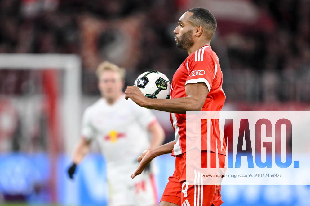 Jonathan Tah (FC Bayern München) in Aktion, am Ball, Einzelaktion waehrend des spiels des DFB Pokal Viertelfinale zwischen FC Bayern München und RB Leipzig, Allianz Arena am 11. February 2026 in München, Deutschland. (Foto von Harry Langer DeFodi Images) +++ Jonathan Tah (FC Bayern München) controls the Ball during the DFB Cup Quarter-final match between FC Bayern München and RB Leipzig at Allianz Arena on February 11, 2026 in München, Germany. (Photo by Harry Langer DeFodi Images) DFL regulations prohibit any use of photographs as image sequences and or quasi-video. (Photo by Harry Langer DeFodi Images) DFL regulations prohibit any use of photographs as image sequences and or quasi-video. -