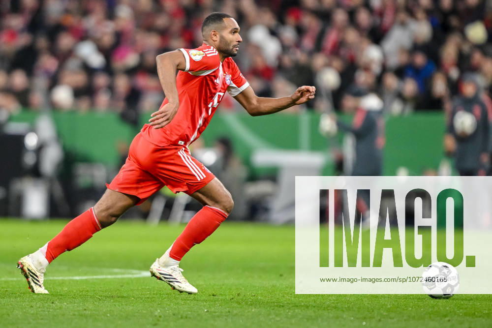 Jonathan Tah (FC Bayern München) in Aktion, am Ball, Einzelaktion waehrend des spiels des DFB Pokal Viertelfinale zwischen FC Bayern München und RB Leipzig, Allianz Arena am 11. February 2026 in München, Deutschland. (Foto von Harry Langer DeFodi Images) +++ Jonathan Tah (FC Bayern München) controls the Ball during the DFB Cup Quarter-final match between FC Bayern München and RB Leipzig at Allianz Arena on February 11, 2026 in München, Germany. (Photo by Harry Langer DeFodi Images) DFL regulations prohibit any use of photographs as image sequences and or quasi-video. (Photo by Harry Langer DeFodi Images) DFL regulations prohibit any use of photographs as image sequences and or quasi-video. -
