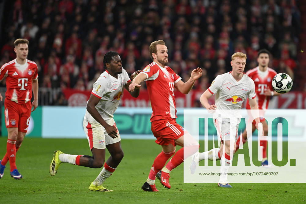 Harry KANE (Bayern Muenchen), Aktion,Zweikampf gegen Junior Casstello LUKEBA (L). Fussball DFB Pokal , Viertelfinale FC Bayern Muenchen - RB Leipzig 2-0 am 11.02.2026 Saison 2025 2026 A L L I A N Z A R E N A.