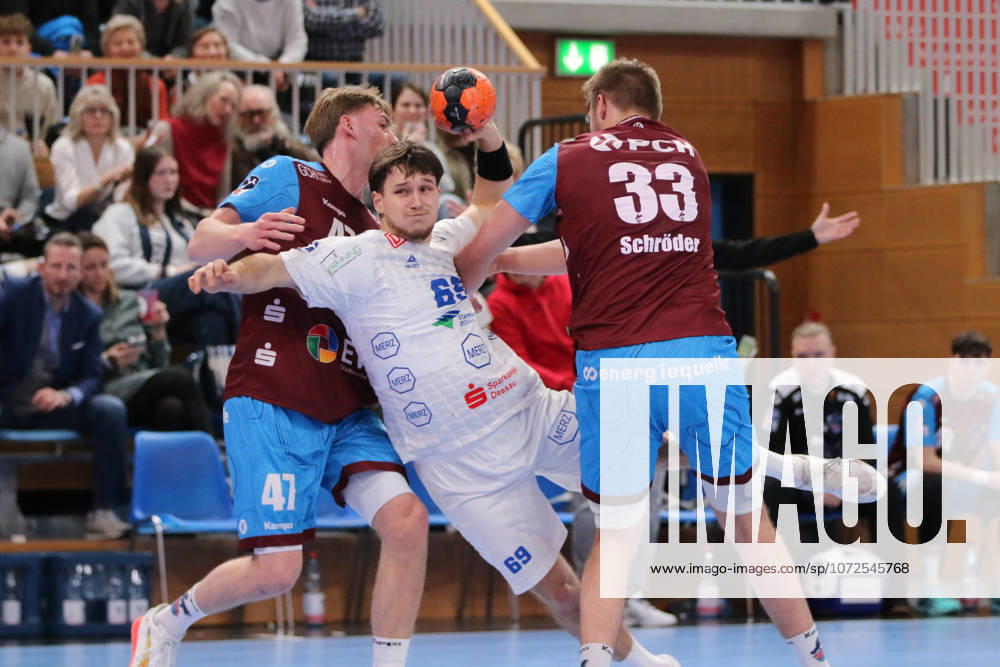 Handball Herren 2025 2026 2. Handball-Bundesliga 19. Spieltag 1. VfL Potsdam - Dessau-Roßlauer HV 06 MBS Arena Potsdam Niklas Döbbel (Dessau, 69, weiß) im Duell mit Tim Schröder (Potsdam, 33, rot) und Dustin Kraus (Potsdam, 47, rot). Potsdam Brandenburg Deutschland