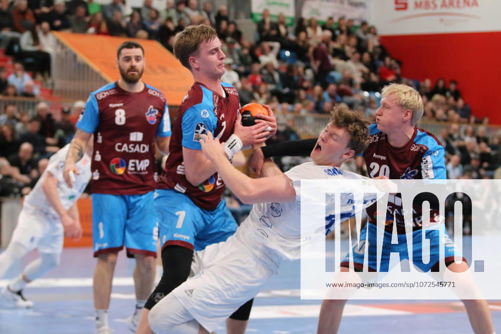 Handball Herren 2025 2026 2. Handball-Bundesliga 19. Spieltag 1. VfL Potsdam - Dessau-Roßlauer HV 06 MBS Arena Potsdam Tim Hertzfeld (Dessau, 72, weiß) im Duell mit Nicolas Paulnsteiner (Potsdam, 7, rot) und Tim Hildenbrand (Potsdam, 20, rot). Potsdam Brandenburg Deutschland