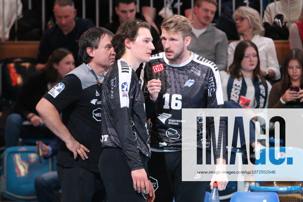 Handball Herren 2025 2026 2. Handball-Bundesliga 19. Spieltag 1. VfL Potsdam - Dessau-Roßlauer HV 06 MBS Arena Potsdam Philip Ambrosius (Dessau, 16, schwarz) im Gespräch mit Janik Patzwaldt (Dessau, 1, schwarz). Potsdam Brandenburg Deutschland